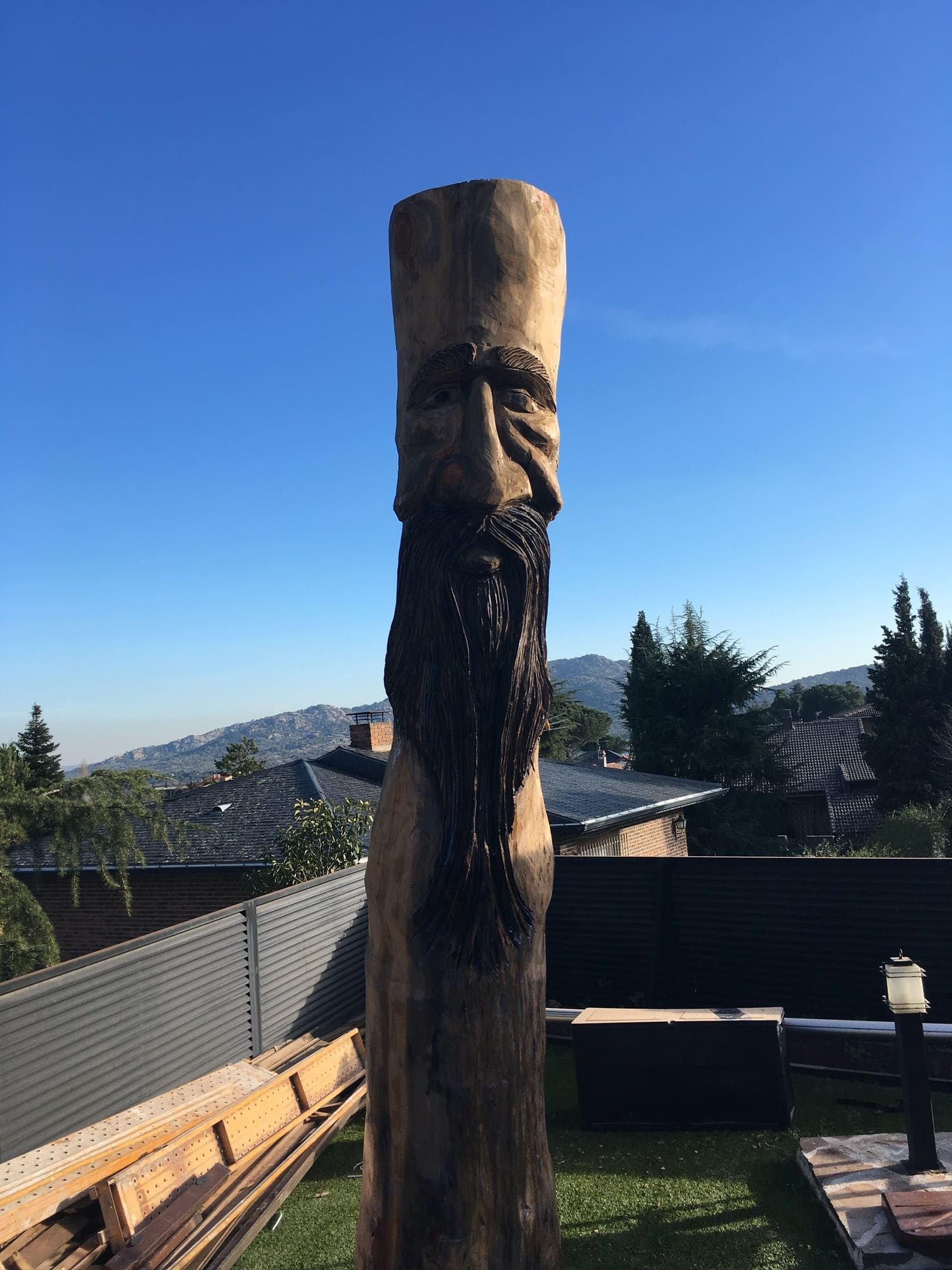 Escultura de madera de un espíritu del bosque, tallada con encanto y magia