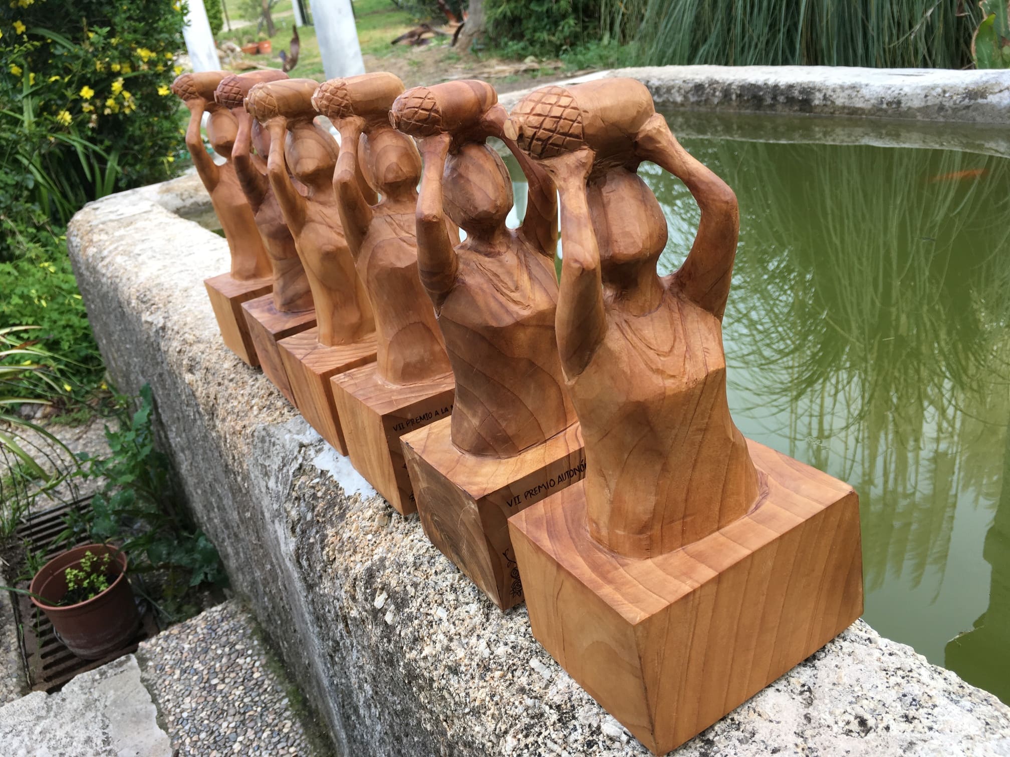 Trofeos tallados de madera para un evento deportivo